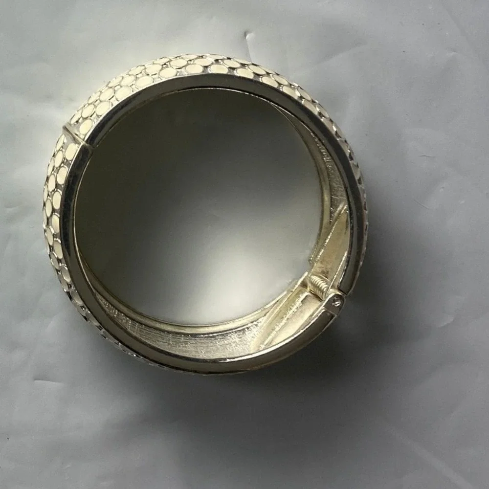 Designer Silver Tone Geometric Pattern Bangle‎ Bracelet Women's Fashion Jewelry